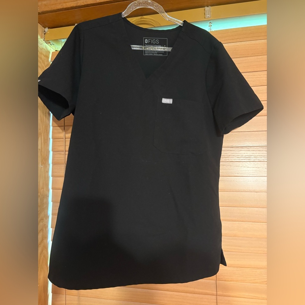 Figs Women’s Black V-Neck Shirt